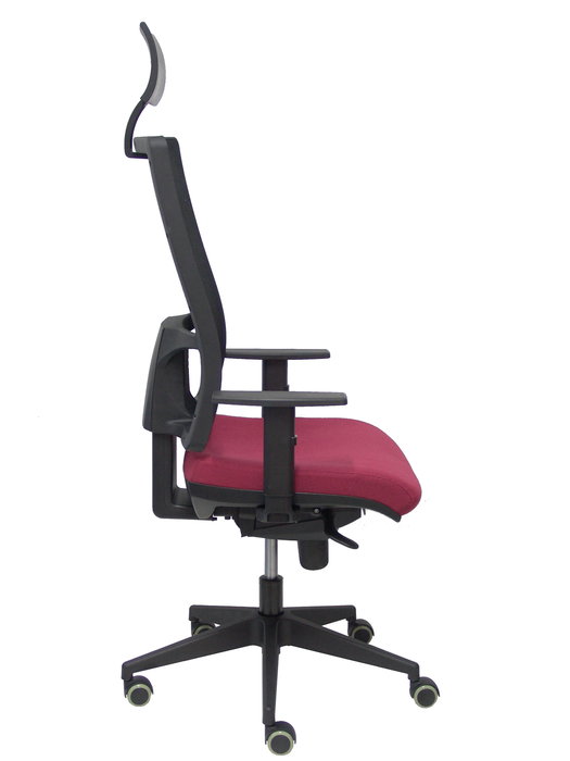 Silla de oficina Horna con mecanismo Sincro tapizada con Tela color Granate y malla color Negro. Equipada con lumbar 1D, Brazos 1D, Cabecero Fijo y Ruedas de parqué