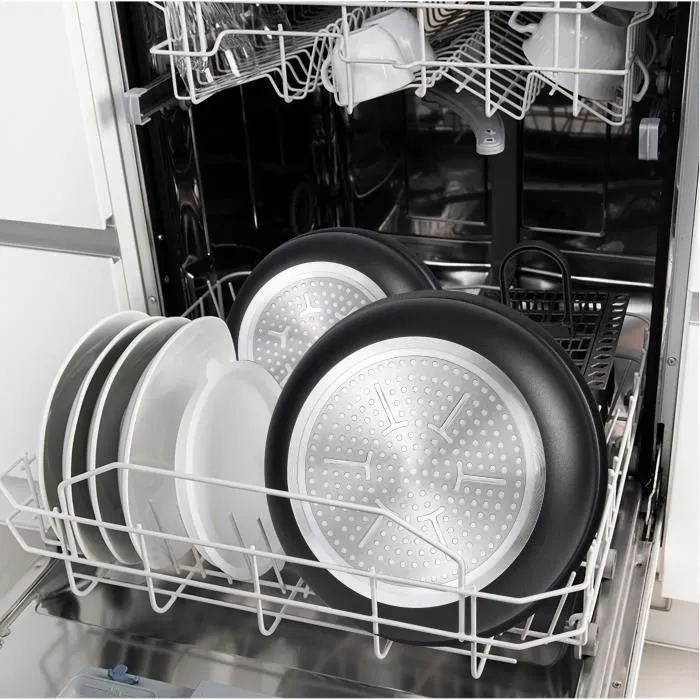 Arthur Martin Batterie de cuisine 10 pièces en aluminium, 3 poêles (20-22-26 cm), 2 casseroles (16-18 cm), 2 couvercles, 2 ustensiles, pour tous feux sauf induction - Noir