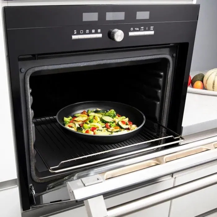 Arthur Martin Batterie de cuisine 10 pièces en aluminium, 3 poêles (20-22-26 cm), 2 casseroles (16-18 cm), 2 couvercles, 2 ustensiles, pour tous feux sauf induction - Noir