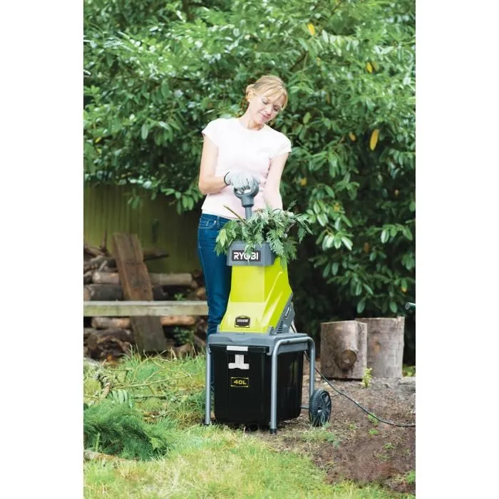 Ryobi Broyeur de végétaux électrique 2500 W RSH2545B - Capacité de broyage 45 mm, ratio 10:1, bac 40 L, plateau porte-couteaux Ryobi Broyeur de végétaux électrique 2500 W RSH2545B - Capacité de broyage 45 mm, ratio 10:1, bac 40 L, plateau porte-couteaux
