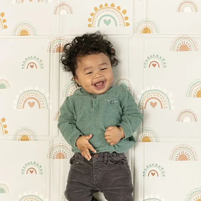 Infantino Tapis d'éveil géant pliable - 144x144 cm déplié, surface granulée douce, réversible arc-en-ciel, pour bébé de 0-24 mois Infantino Tapis d'éveil géant pliable - 144x144 cm déplié, surface granulée douce, réversible arc-en-ciel, pour bébé de 0-24 mois