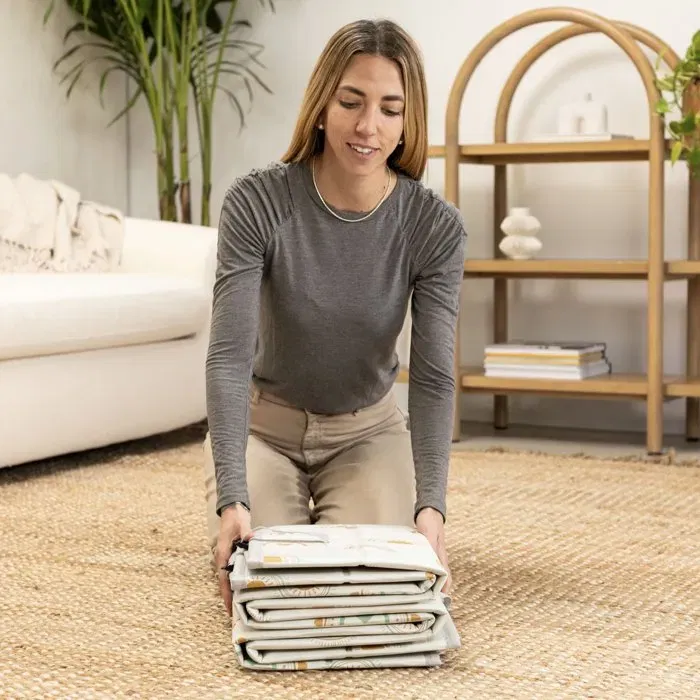 Infantino Tapis d'éveil géant pliable - 144x144 cm déplié, surface granulée douce, réversible arc-en-ciel, pour bébé de 0-24 mois Infantino Tapis d'éveil géant pliable - 144x144 cm déplié, surface granulée douce, réversible arc-en-ciel, pour bébé de 0-24 mois