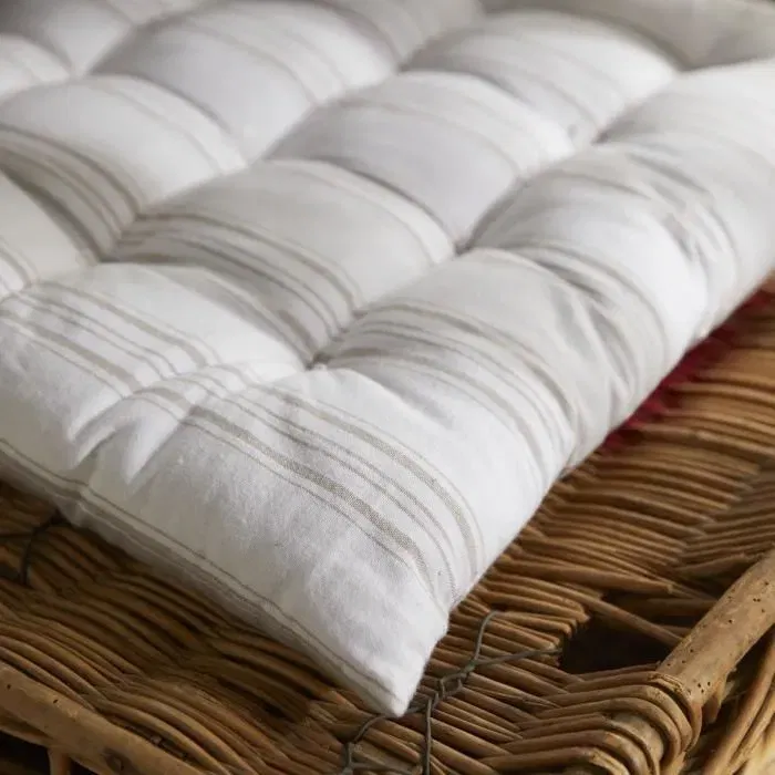 Today Matelas de sol Bérénice collection Charme, imprimé réversible beige et blanc, dimensions 60 x 120 cm Today Matelas de sol Bérénice collection Charme, imprimé réversible beige et blanc, dimensions 60 x 120 cm