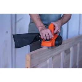 Black & Decker Rabot électrique filaire BEW712-QS 710W - Largeur de rabotage 82 mm, profondeur max 11 mm - Avec mallette de transport
