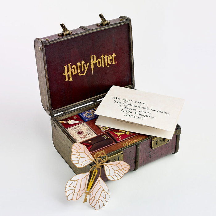 THE CARAT SHOP Calendrier de l'Avent Harry Potter Boîte à Souvenir Hogwarts avec Accessoires et Lettre d'Acceptation