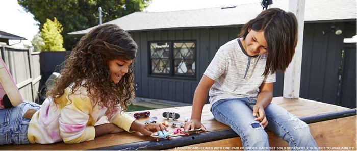Mattel Mini Skateboard Hot Wheels avec Chaussures - 10 cm - Modèles Variés - Langue: Espagnol, Portugais
