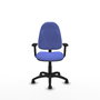 Chaise de bureau Algarra avec mécanisme Contact permanent de base, rembourrée de tissu bleu clair. Équipée d'une base en polyamide noir, d'accoudoirs 2D et de roulettes pour parquet