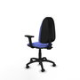 Chaise de bureau Algarra avec mécanisme Contact permanent de base, rembourrée de tissu bleu clair. Équipée d'une base en polyamide noir, d'accoudoirs 2D et de roulettes pour parquet