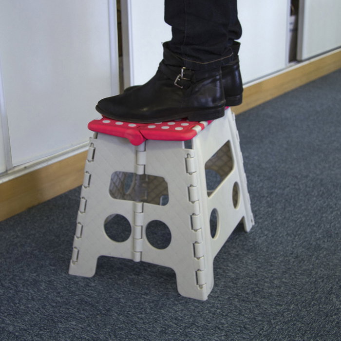 Je cherche une Idee Tabouret à marche pliable 31 cm Je cherche une Idee Tabouret à marche pliable 31 cm