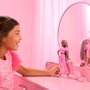 Barbie - Muñeca Barbie Deluxe Con Trenzas Hyv28 Mattel - Poupée de Collection Style Barbiecore avec Robe Rose, Tresses, Fausse Fourrure et Articulations Flexibles - Multilangue