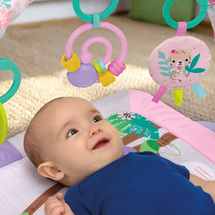 Bright Starts Treetop Bloom Tapis d'éveil pliable bébé rose jungle, arche de jeux avec 5 jouets, miroir, cartes, boulier et anneau de dentition, pour nouveau-né et plus