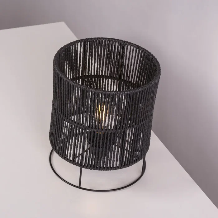 SKD-T1019 Lampe de Table Bayamo en Rotin Naturel avec Abat-Jour et Douille E27 - Structure Métal Noir SKD-T1019 Lampe de Table Bayamo en Rotin Naturel avec Abat-Jour et Douille E27 - Structure Métal Noir