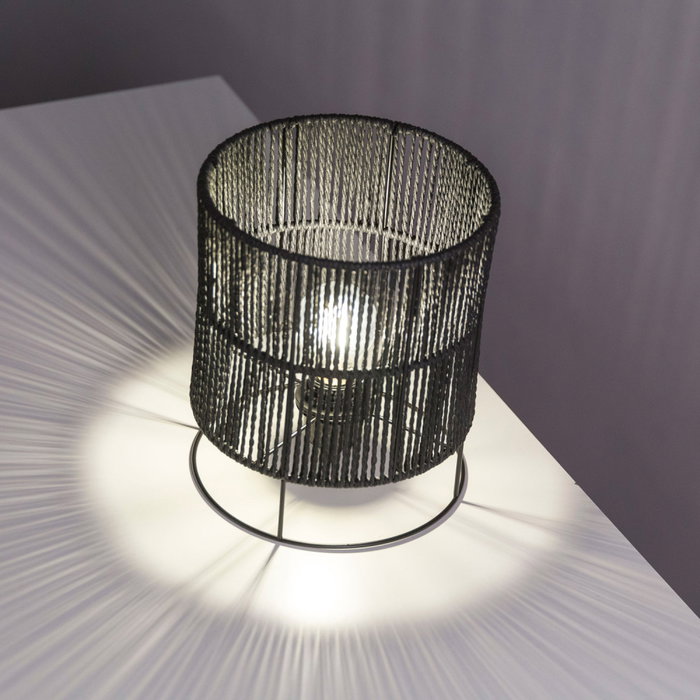 Lampe de Table Bayamo SKD-T1019 en Rotin et Métal Noir, Style Boho-Chic, Ampoule E27 Non Incluse Lampe de Table Bayamo SKD-T1019 en Rotin et Métal Noir, Style Boho-Chic, Ampoule E27 Non Incluse