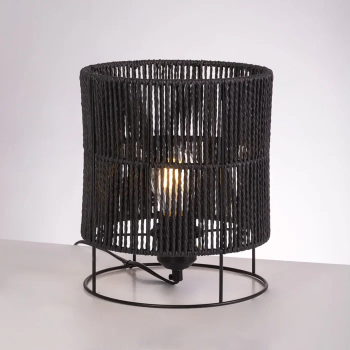 SKD-T1019 Lampe de Table Bayamo en Rotin Naturel avec Abat-Jour et Douille E27 - Structure Métal Noir SKD-T1019 Lampe de Table Bayamo en Rotin Naturel avec Abat-Jour et Douille E27 - Structure Métal Noir