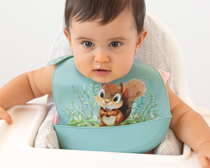 KioKids Babero de silicona ajustable avec motif écureuil, bolsillon anti-miettes, pour bébé dès 4 mois - Couleur sauge - Little Sauvages KioKids Babero de silicona ajustable avec motif écureuil, bolsillon anti-miettes, pour bébé dès 4 mois - Couleur sauge - Little Sauvages