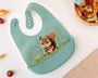KioKids Babero de silicona ajustable avec motif écureuil, bolsillon anti-miettes, pour bébé dès 4 mois - Couleur sauge - Little Sauvages