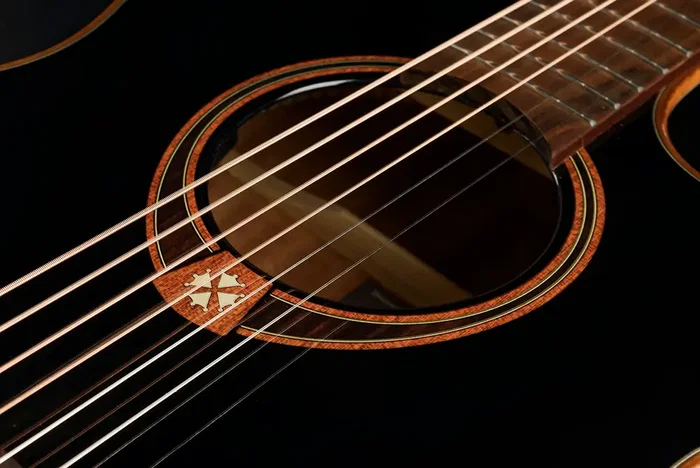 LAG Guitare Acoustique Auditorium A/E Cutaway Édition Limitée Bisel - Noire