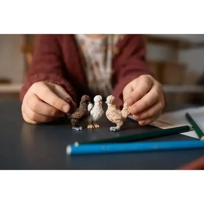 Schleich 42574 Figurine Poule Ferme Jouet, Coffret de 3 Pièces avec Grange, Jouet Éducatif pour Enfants Filles et Garçons 3 Ans