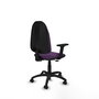 Chaise de bureau Algarra avec mécanisme de contact permanent de base, recouverte de tissu violet. Équipée d'une base en polyamide noir, d'accoudoirs 2D et de roulettes pour parquet.