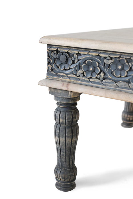 GINER Y COLOMER Table basse rectangulaire artisanale en bois de manguier avec base en fer forgé, finition blanc lavé et détails bleus sculptés à la main