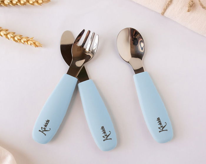 KioKids Set de Couverts Enfants en Acier Inoxydable avec Manche en Silicone Bleu, 14 cm, 6 Mois et Plus, Compatible Lave-Vaisselle, Collection Petits Moments KioKids Set de Couverts Enfants en Acier Inoxydable avec Manche en Silicone Bleu, 14 cm, 6 Mois et Plus, Compatible Lave-Vaisselle, Collection Petits Moments