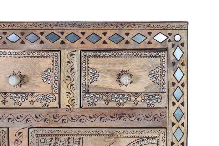 Buffet haut en bois de manguier et MDF avec 7 tiroirs et 2 portes, détails peints à la main, dimensions 45.5x69 cm (hors pattes), couleur naturelle et blanc Buffet haut en bois de manguier et MDF avec 7 tiroirs et 2 portes, détails peints à la main, dimensions 45.5x69 cm (hors pattes), couleur naturelle et blanc