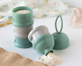 KioKids Distributeur de lait en poudre Tour, 4 compartiments de 85 mL, couleur Sage, pour biberon, transport facile
