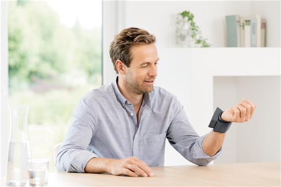 Beurer BC-27 Tensiomètre de Poignet Automatique avec Écran LCD et Mémoire, Mesure de la Tension Artérielle