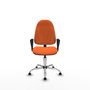 Chaise de bureau Algarra avec mécanisme de contact permanent de base, rembourrée de tissu orange. Équipée d'une base chromée, d'accoudoirs fixes et de butées.