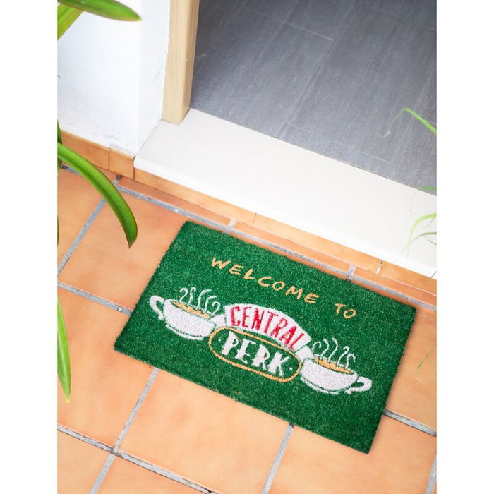 ERIK - Tapis de porte décoratif Central Perk Friends - 60x40 cm - Base PVC antidérapante - Haut de gamme ERIK - Tapis de porte décoratif Central Perk Friends - 60x40 cm - Base PVC antidérapante - Haut de gamme