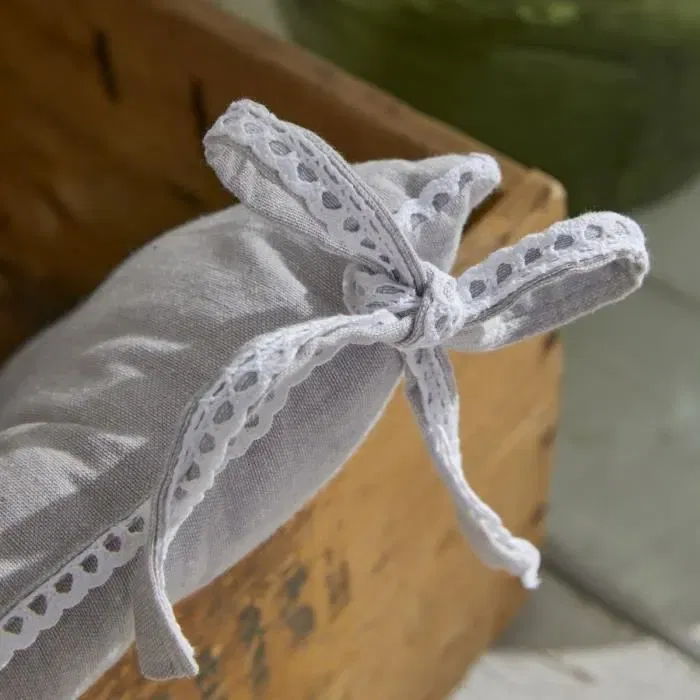 Today Assise matelassée Charme 40 x 40 cm, housse 100% coton, imprimé floral et broderies, Chambray x Petite Broderie Constance Today Assise matelassée Charme 40 x 40 cm, housse 100% coton, imprimé floral et broderies, Chambray x Petite Broderie Constance