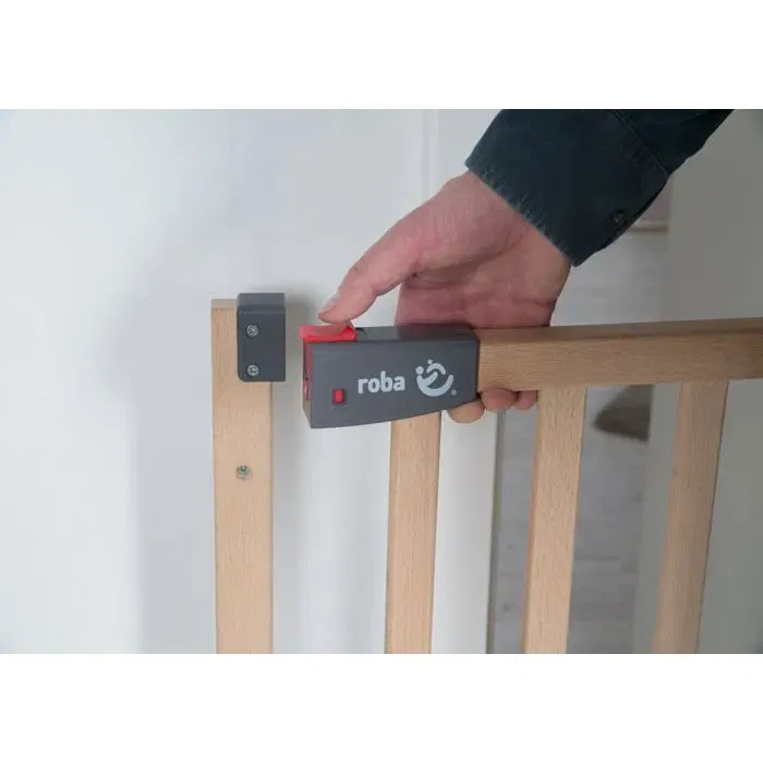 Roba Safety Up Barrière de Sécurité Bébé pour Porte en Bois de Hêtre - Largeur Réglable 70-118.5 cm avec Fermeture Magnétique et Contrôle Visuel