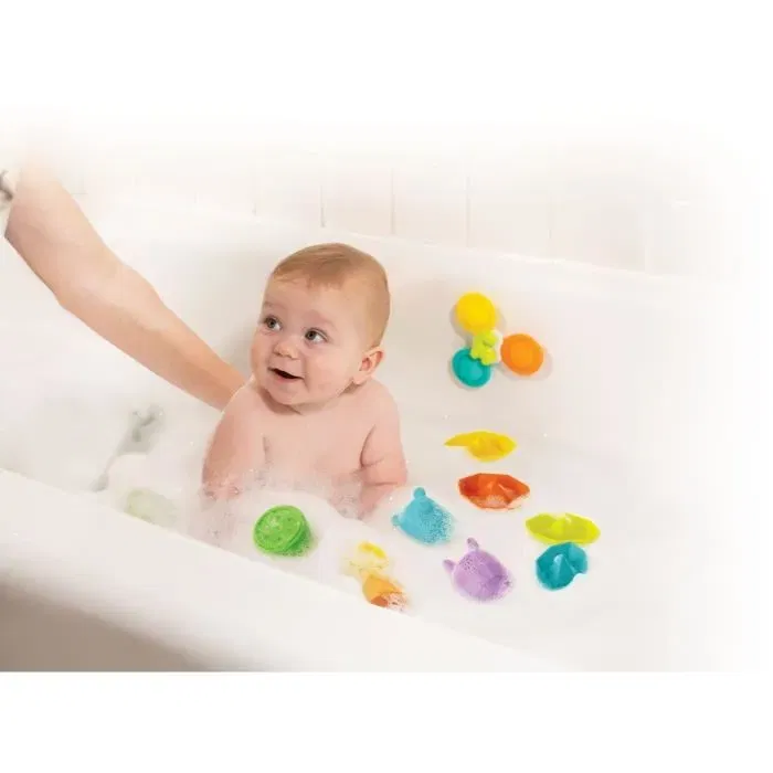 Infantino 315341 Coffret de Jouets de Bain en Silicone pour Bébé, 11 Pièces avec Coupelles, Bateaux, Arroseurs et Spinner, Jouet Ludique pour Baignoire