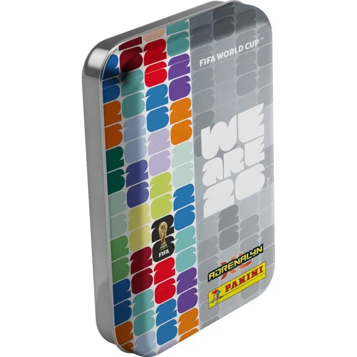 Panini - Boîte Métal Collection FIFA World Cup 26™ Adrenalyn XL™ TCG - 3 Pochettes + 24 Cartes + Cartes Édition Limitée et Code en Ligne