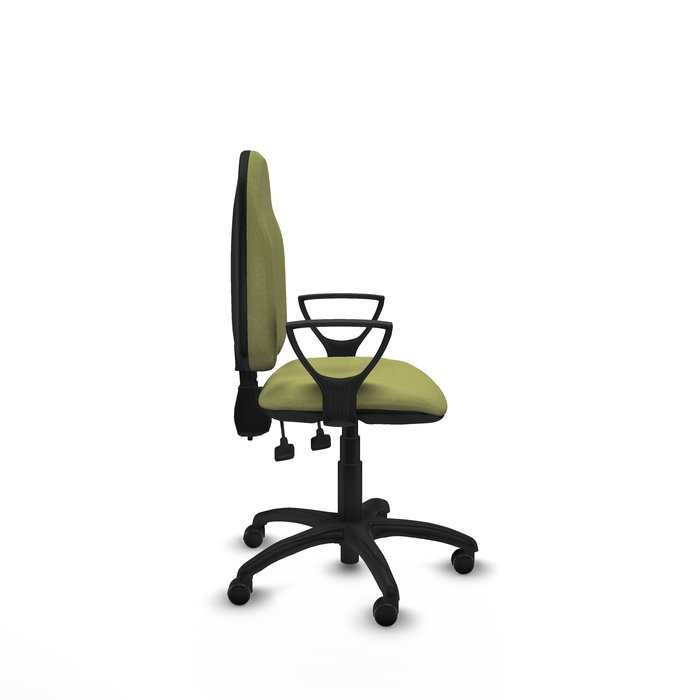 Chaise de bureau Algarra avec mécanisme à double poignée à contact permanent, recouverte de tissu vert olive. Équipée d'une base en polyamide noir, d'accoudoirs fixes et de roulettes autobloquantes