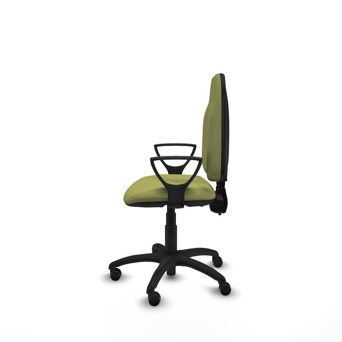 Chaise de bureau Algarra avec mécanisme à double poignée à contact permanent, recouverte de tissu vert olive. Équipée d'une base en polyamide noir, d'accoudoirs fixes et de roulettes autobloquantes
