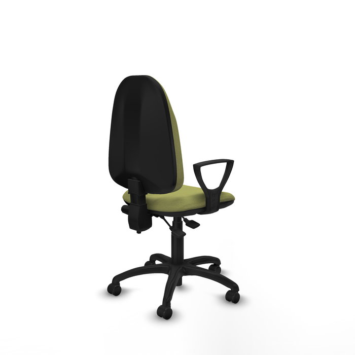 Chaise de bureau Algarra avec mécanisme à double poignée à contact permanent, recouverte de tissu vert olive. Équipée d'une base en polyamide noir, d'accoudoirs fixes et de roulettes autobloquantes