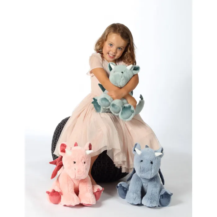 Gipsy Toys Dragon Trendy Peluche Bleu Jeans 30 cm avec cornes et ailes - Figurine magique pour câlins et décoration enfant - Couleurs tendance pastel Gipsy Toys Dragon Trendy Peluche Bleu Jeans 30 cm avec cornes et ailes - Figurine magique pour câlins et décoration enfant - Couleurs tendance pastel