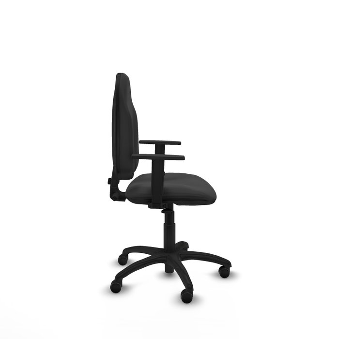 Chaise de bureau Algarra avec mécanisme de contact permanent de base, revêtue de similicuir gris foncé. Équipée d'un piètement en polyamide noir, d'accoudoirs 1D et de roulettes autobloquantes