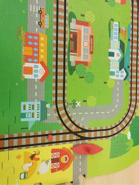 CEFA - Tapis de jeu en mousse Circuit de train City Adventures avec train à piles et accessoires, 59 pièces - Jeu d'imagination pour enfants dès 3 ans