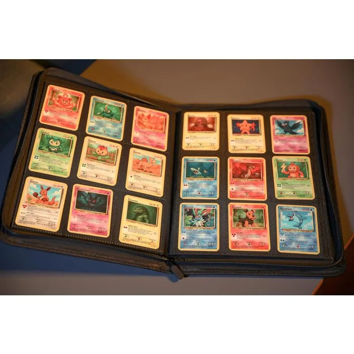 Konix Album Premium de collection - 360 cartes - 9 pochettes 63 x 88 mm par page - Pour Magic The Gathering, Pokémon, Yu-Gi-Oh! - Noir Konix Album Premium de collection - 360 cartes - 9 pochettes 63 x 88 mm par page - Pour Magic The Gathering, Pokémon, Yu-Gi-Oh! - Noir