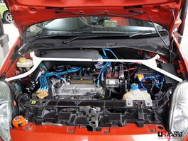 Ultra Racing Barre de renforcement supérieure avant ULTRA-R pour FIAT GRANDE PUNTO 8V 1.4 06+