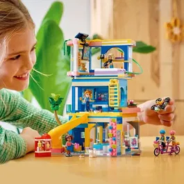 Lego 42689 Friends Le Club-House de Heartlake City - Jeu de Construction 8+ Ans avec 5 Mini-Poupées et 3 Animaux - Boîte de Rangement - Cadeau Enfant