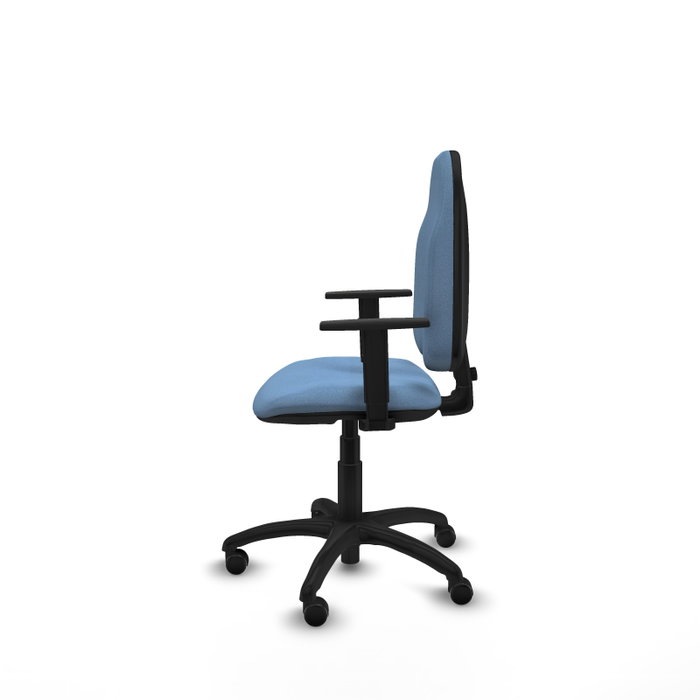 Chaise de bureau Algarra avec mécanisme de contact permanent de base, recouverte de tissu bleu ciel. Équipée d'une base en polyamide noir, d'accoudoirs 1D et de roulettes pour parquet.