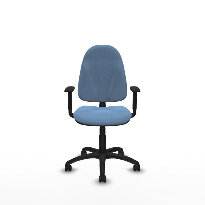 Chaise de bureau Algarra avec mécanisme de contact permanent de base, recouverte de tissu bleu ciel. Équipée d'une base en polyamide noir, d'accoudoirs 1D et de roulettes pour parquet.