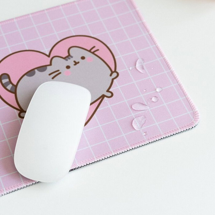 Pusheen - Tapis de souris Moments, 23.5x9.25 cm, surface textile imperméable à haute densité, base en caoutchouc antidérapante, bords renforcés