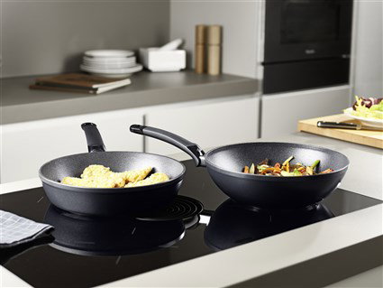 Fissler 159-105-24-100/0 - Poêle à frire Adamant® Comfort 24 cm avec revêtement antiadhésif durci sans PFOA et fond apte pour induction Fissler 159-105-24-100/0 - Poêle à frire Adamant® Comfort 24 cm avec revêtement antiadhésif durci sans PFOA et fond apte pour induction