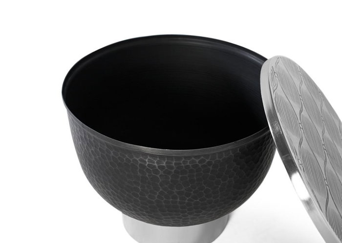 GINER Y COLOMER Table basse ronde en aluminium, style moderne et artisanal, plateau avec gravures, base martelée, couleur aluminium et noir