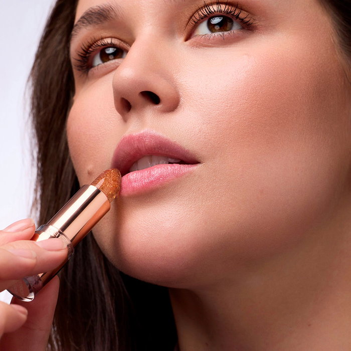 Catrice Baume à Lèvres GLAM IN GOLD GLOW #010 Teinte Rosée sur Mesure Hydratant 3,50 g