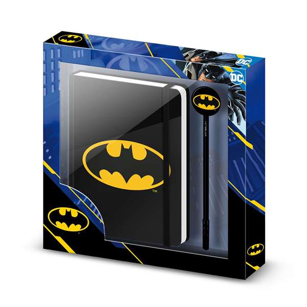 Karactermania - Coffret cadeau journal avec stylo Batman Batsignal en cuir PU - 100 pages, fermeture élastique - Dimensions 23.2 x 22.4 x 2.2 cm Karactermania - Coffret cadeau journal avec stylo Batman Batsignal en cuir PU - 100 pages, fermeture élastique - Dimensions 23.2 x 22.4 x 2.2 cm
